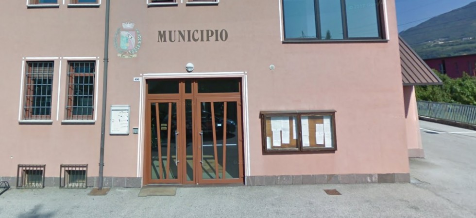 Attraversa la strada in paese, ma viene centrato da un'automobile: anziano in ospedale